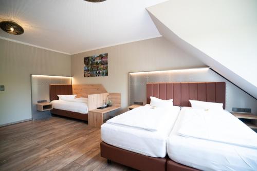 3 twin beds