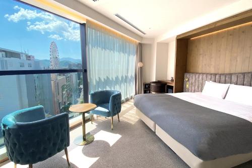 Deluxe King Room with Panoramic City View