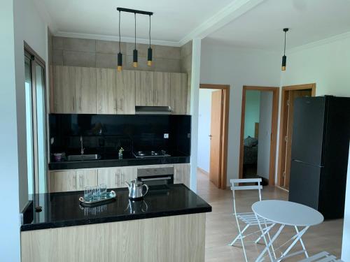 Superbe appartement avec piscine et vue mer Résidence Yasmina (Superbe appartement avec piscine et vue mer Residence Yasmina) in El Mansouria