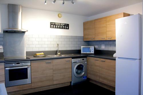 Spacious London apartment 5 min walk to Leytonstone Underground Station and 5 stops to zone 1