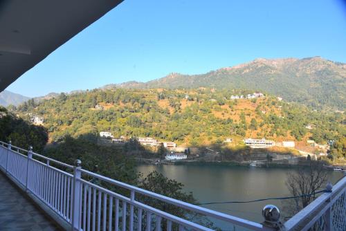 The Lake Paradise Inn Bhimtal