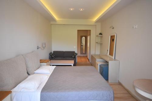 Liapades Beach Hotel Cricketer Taverna