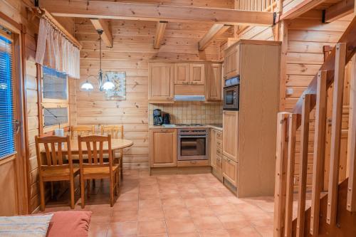 virtuve, Holiday Village Tahko-Tours in Nilsia
