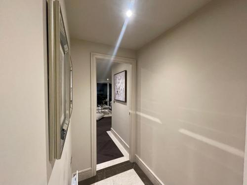 Sophisticated 1BR, 1 BA Chigwell Designer Flat CHCL F2