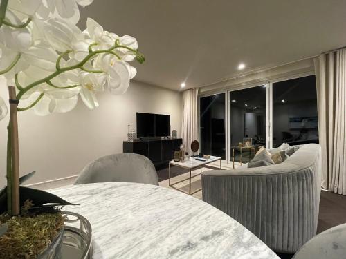 Sophisticated 1BR, 1 BA Chigwell Designer Flat CHCL F2