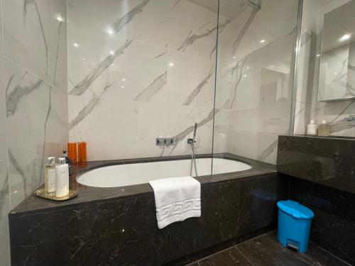 Sophisticated 1BR, 1 BA Chigwell Designer Flat CHCL F2