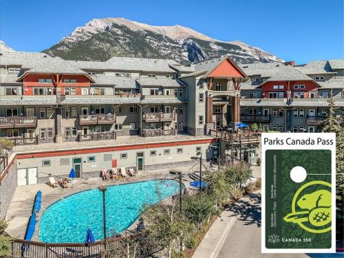 Mountain Retreat - Modern and Bright with Panorama Views 2 bedrooms, 4 beds, heated all-year outdoor pool, hottub, balcony, Banff Park Pass