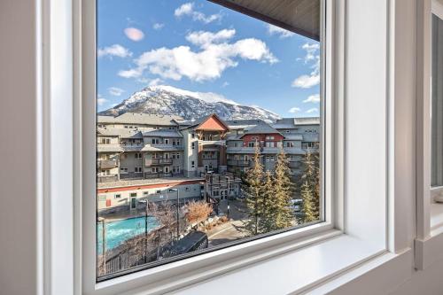Mountain Retreat - Modern and Bright with Panorama Views 2 bedrooms, 4 beds, heated all-year outdoor pool, hottub, balcony, Banff Park Pass