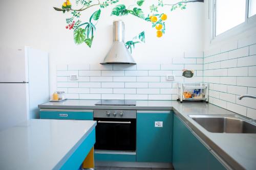 Kitchen, Jungle Jaffa Hostel Age 18 to 45 in Tel Aviv