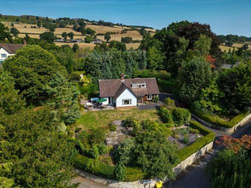 A spacious hidden gem with hot tub, lovely garden & views gîte à louer Kington Castle Hill