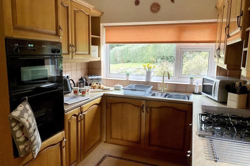 A spacious hidden gem with hot tub, lovely garden & views in 金斯頓