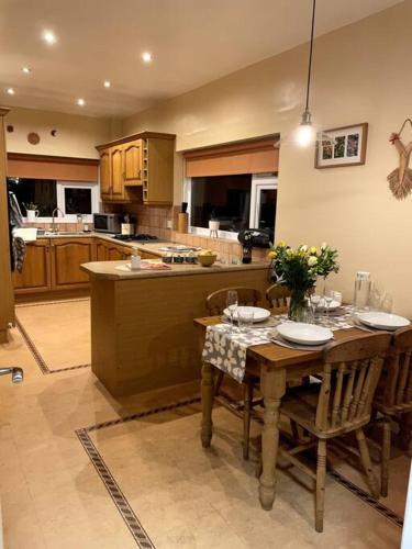 A spacious hidden gem with hot tub, lovely garden & views in 金斯頓