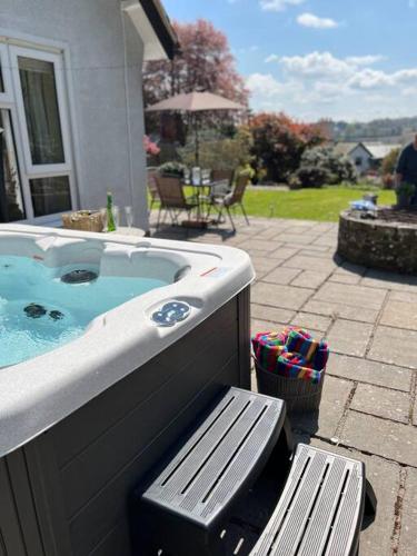A spacious hidden gem with hot tub, lovely garden & views in 金斯頓