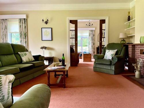 A spacious hidden gem with hot tub, lovely garden & views in 金斯頓