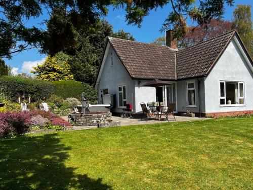 A spacious hidden gem with hot tub, lovely garden & views in 金斯頓