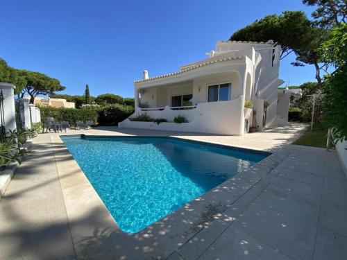 Lovely Vilamoura Villa 4 bedrooms Villa Pinhal Short Drive to Marina Air Conditioning