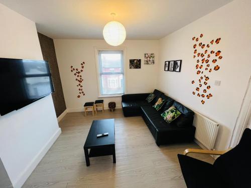 Safari Apartment, Free Parking, 10Min Walk To Blackpool tower, sleeps 12