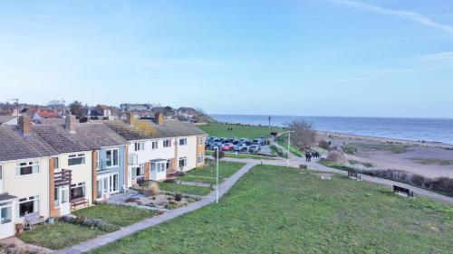 4 Sea View Walk Pakefield - main image