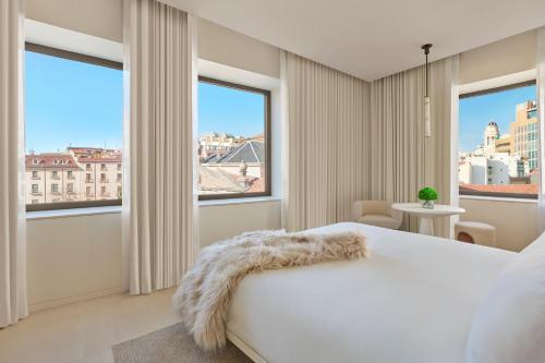 One-Bedroom Corner Suite with City View 