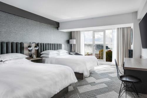 Deluxe Fallsview Guestroom, 2 Queens, high floor