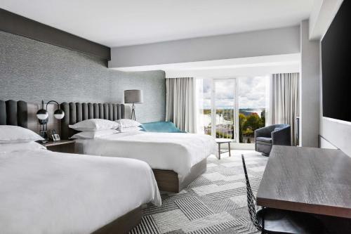 เชอราตัน ฟอลส์วิว โฮเทล (Sheraton Fallsview Hotel) in ไนแอการา ฟอลล์ (ON)