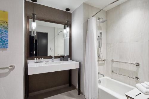 UNC Charlotte Marriott Hotel & Conference Center - image 9