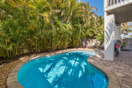 Island Hideaway East: 5 Minute Walk to Beach Private Pool by Anna Maria Life Vacation Rentals - image 4