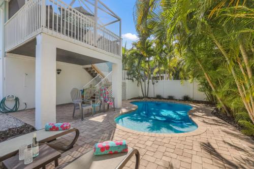 Island Hideaway East: 5 Minute Walk to Beach Private Pool by Anna Maria Life Vacation Rentals - image 5