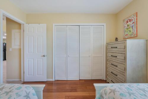 Island Hideaway East: 5 Minute Walk to Beach Private Pool by Anna Maria Life Vacation Rentals - image 3