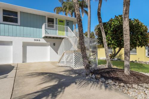 Island Hideaway East: 5 Minute Walk to Beach Private Pool by Anna Maria Life Vacation Rentals - image 2