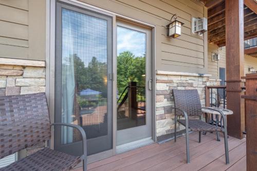A119 Studio Lake View in Oakland, USA