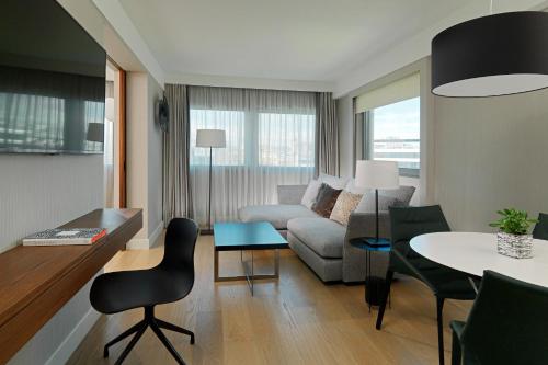 Corner Suite with Twin Beds and City or Park View