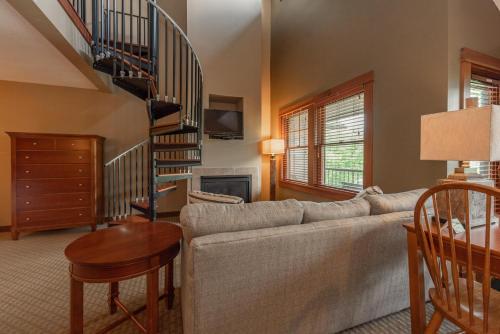 A305 Studio & Loft Lake View thumb 4