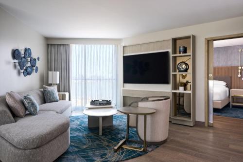 Luxe Suite, 1 King, Pier