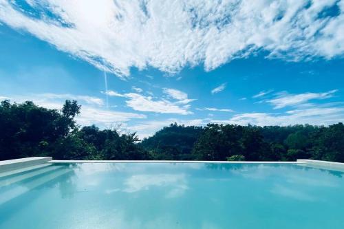 Swimming pool, The Peak Villa w/ Infinity Pool! (20mins to Clark) in Mabalacat