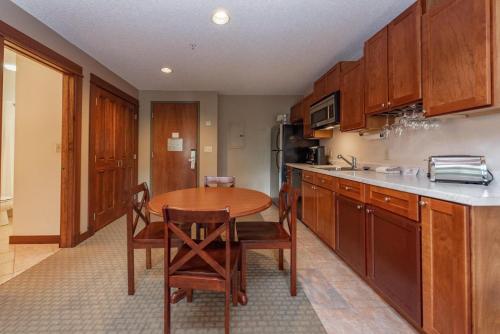 A307 One Bedroom & Loft Lake View in Oakland, USA