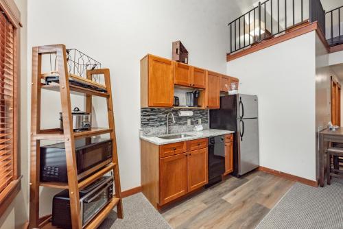 A306 Studio & Loft Standard View - Tap to explore photos