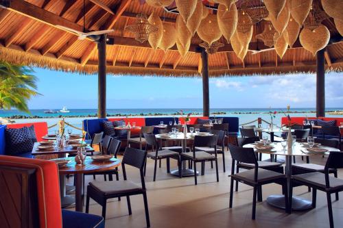 餐厅, 万丽风溪阿鲁巴度假村 (Renaissance Wind Creek Aruba Resort) in 奥伦吉士达
