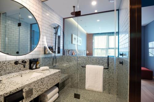 room detail thumbnail 2