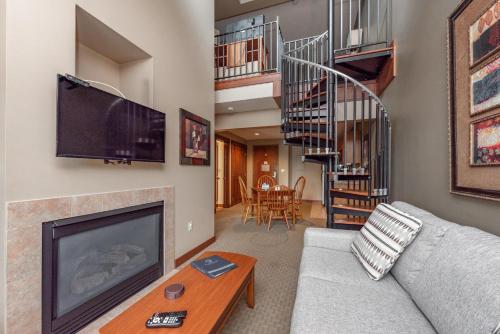 A311 One Bedroom & Loft Lake View in Oakland, USA