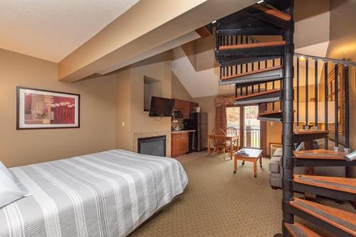 A316 Studio & Loft Standard View - Tap to explore photos