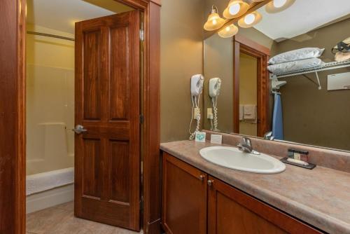 A316 - Suite with Loft Sleeps 6 with Fireplace! - image 7