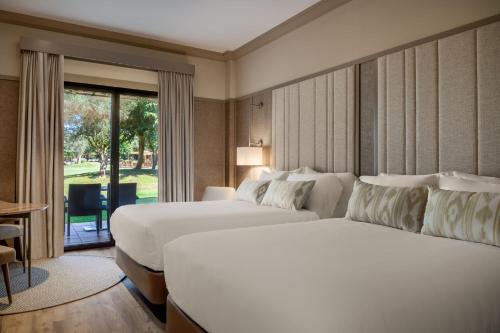 2 queen beds