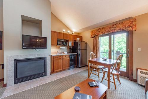 A313 Studio & Loft Lake View thumb 3