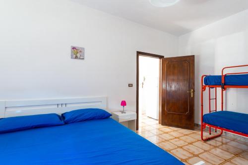  Appartamento climatizzato a 30 m dalla spiaggia con vista mare, Ferienwohnung in Torre Mozza