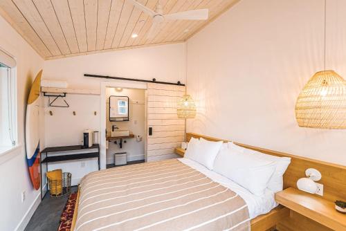 . Mini Shortboard Room with a Queen Bed