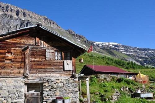 Foto 1: Zimmer in uriger rustikalen Alphütte auf bewirtschafteter Alp hoch in den Bergen, inkl VP