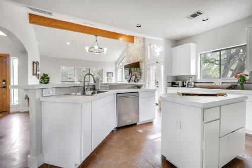 Shaded Getaway with BBQ and Fire Pit in Austin! in Austin, USA