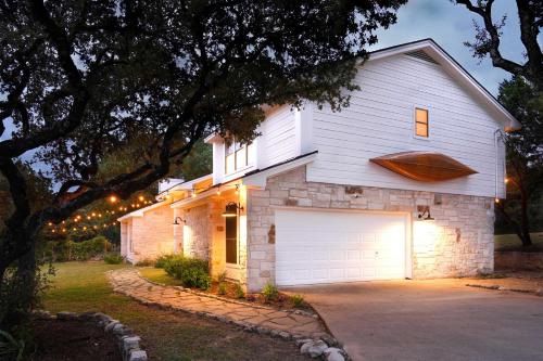 Shaded Getaway with BBQ and Fire Pit in Austin! in Austin, USA