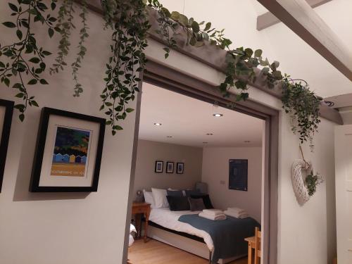 Private Garden Lodge in Christchurch, Dorset for 4 - dogs welcome! in Littledown and Iford
